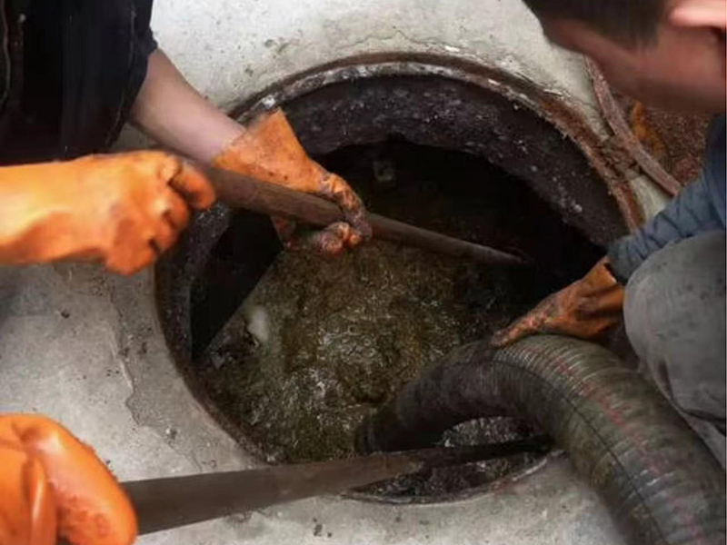 石鼓清理化粪池时如何避免沼气的危害？